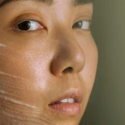 MÁDARA Aufhellende Peeling-Maske 60 ml