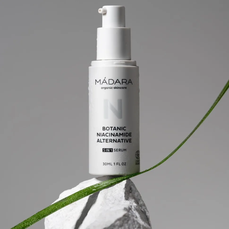 MÁDARA Botanic Niacinamide 5-in-1 Serum 30 ml
