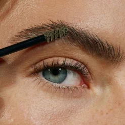 MÁDARA Getöntes Augenbrauengel Medium Brown 4,25 ml