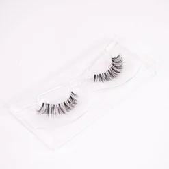 NICLAY by Florian Ferino Wimpernkranz Look 1