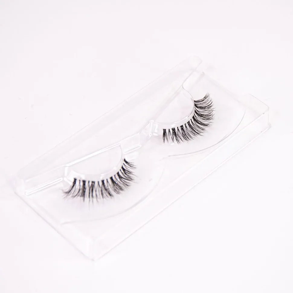 NICLAY by Florian Ferino Wimpernkranz Look 1